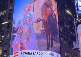 Rosana Largo, en el exterior del Museo de los Cuentos y la Ciencia, protagoniza Times Square.