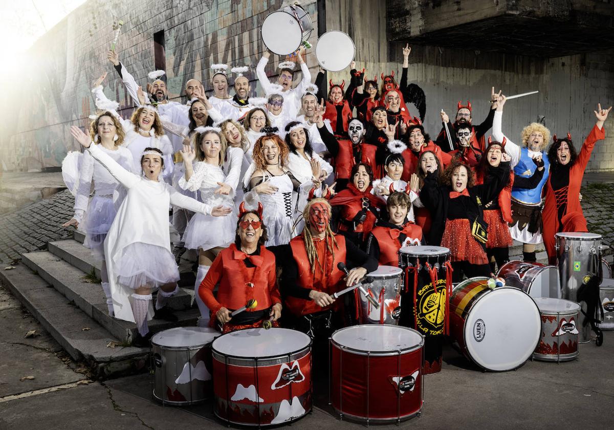 Los integrantes de La Torzida, vestidos de ángeles y demonios, motivo de su último espectáculo de Carnaval.