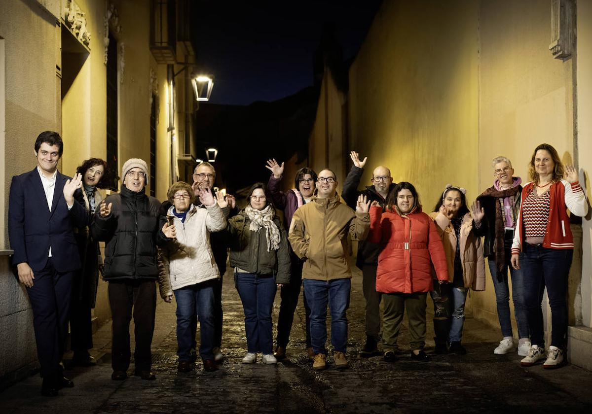 Miguel, Merce, Julio, Begoña, Alejandro, Teresa, Elena, Marcos, Enrique, Sara, Silvia, Sandra y Verónica, actores y voluntarias del grupo de teatro El Cuarto Azul