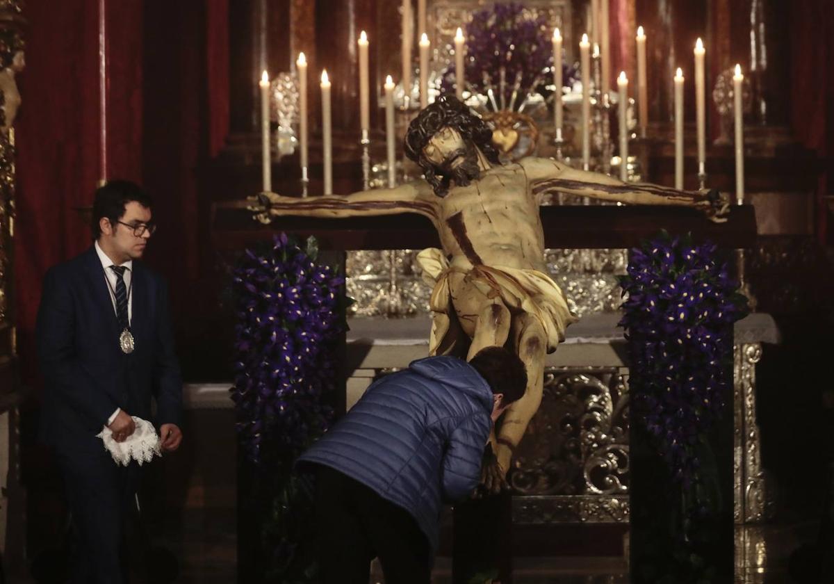 Las imágenes del besapié al Cristo de los Carboneros en la iglesia de las Angustias