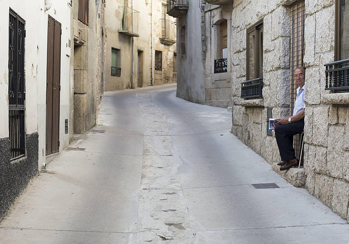 Un hombre sentado a la puerta de su casa en Fermoselle, Zamora. Tenía 1.646 habitantes en el año 2000. Hoy están empadronados 1.142.