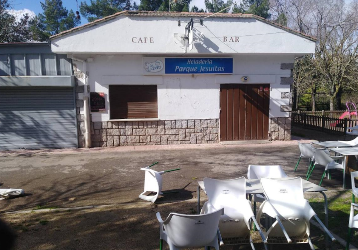 La cafetería del parque de los Jesuitas, cerradas este viernes y con la terraza montada.