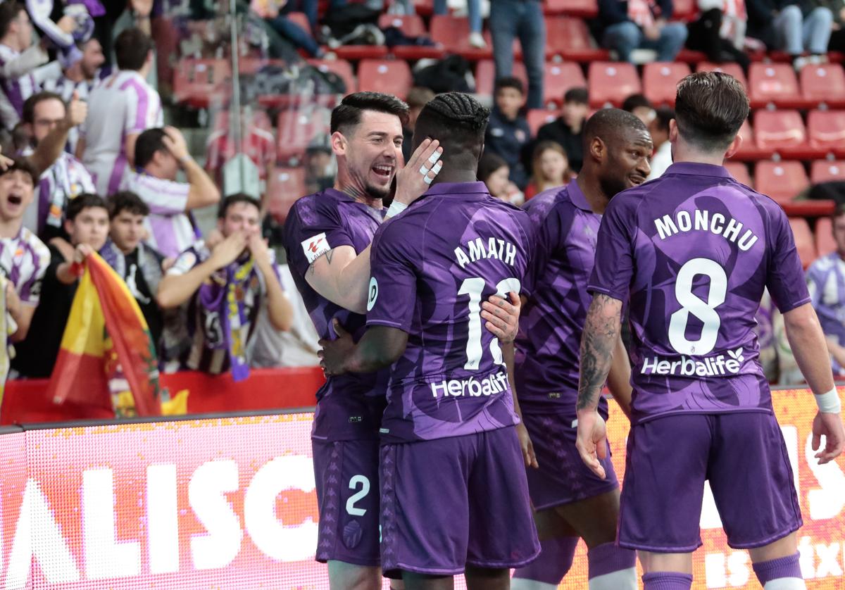 Luis Pérez celebra el gol con Amath.