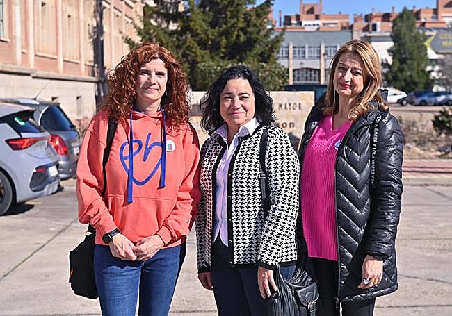 Carmen Hernández, profesora de religión del CEIP Ntra. Sra. del Villar de Laguna de Duero, Begoña Mancebo del CEIP Parque Alameda y Rebeca Díez, del CEIP García Lorca, acudieron a las olimpiadas con sus alumnos,