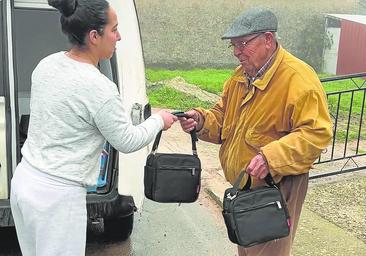 Cien donantes del nordeste rescatan el reparto de comida caliente a los ancianos