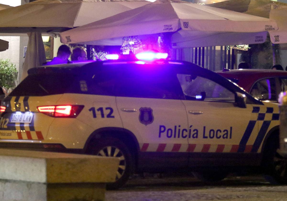 Un coche de la Policía Local patrulla por la noche en una calle de Segovia.