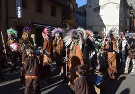 Desfile de disfraces por las calles de Velilla, este sábado.