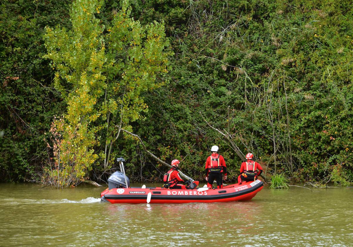 Los Bomberos, durante una búsqueda por el Pisuerga.