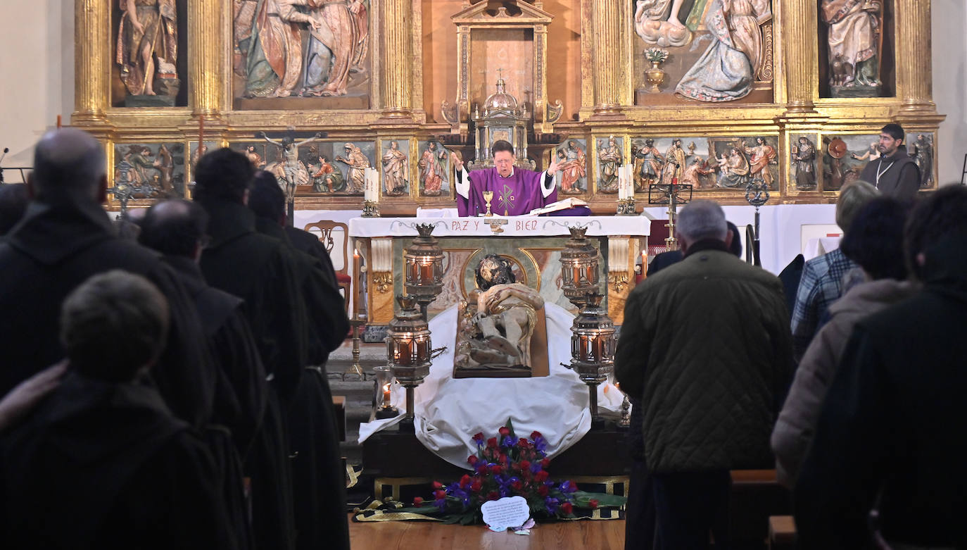 Las imágenes de la procesión y misa en honor al Cristo Yacente