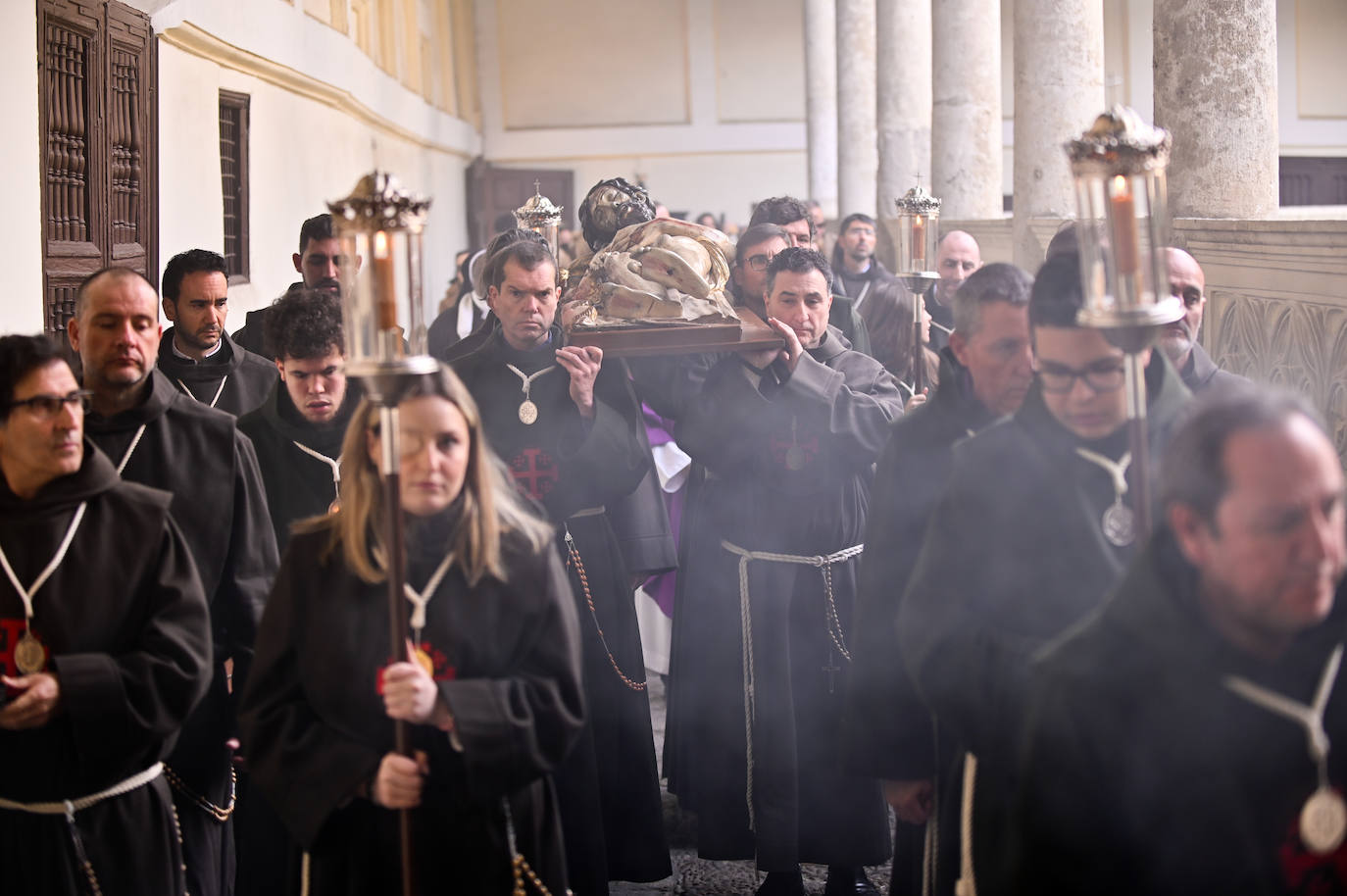 Las imágenes de la procesión y misa en honor al Cristo Yacente