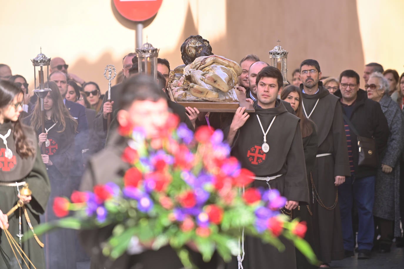 Las imágenes de la procesión y misa en honor al Cristo Yacente