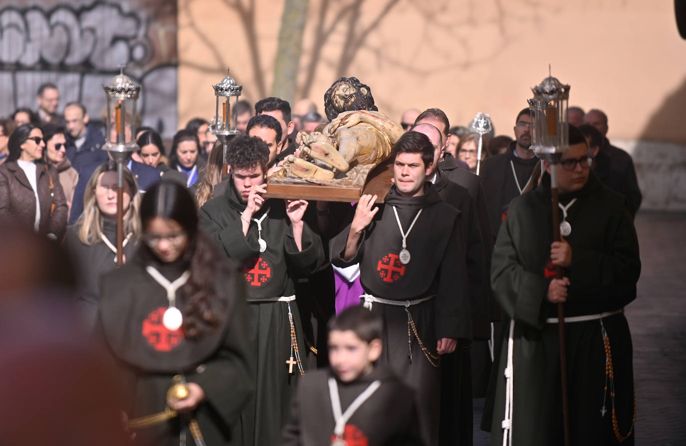 Las imágenes de la procesión y misa en honor al Cristo Yacente