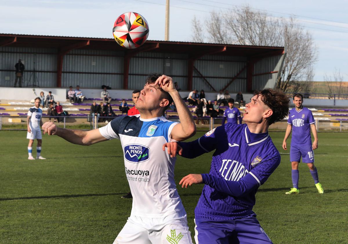 Nachín trata de arrebatar un balón aéreo a un rival del Almazán, este domingo en el Mariano Haro.