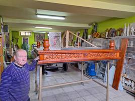 Ángel Martín, junto a las andas que ha decorado.