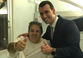Alfredo Ayllón, herido en el Toro de Carnaval, junto a David Esteban, alcalde de Medina de Rioseco, que lo visitó en el hospital.