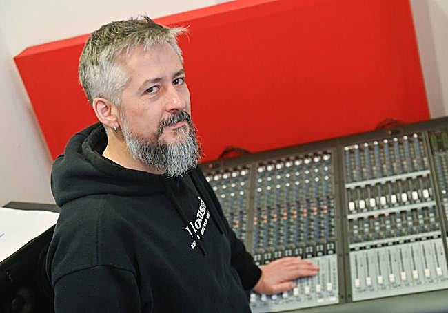 David Martín 'Dino' en la mesa de mezclas del estudio de grabación del Espacio Joven Sur del Ayuntamiento de Valladolid