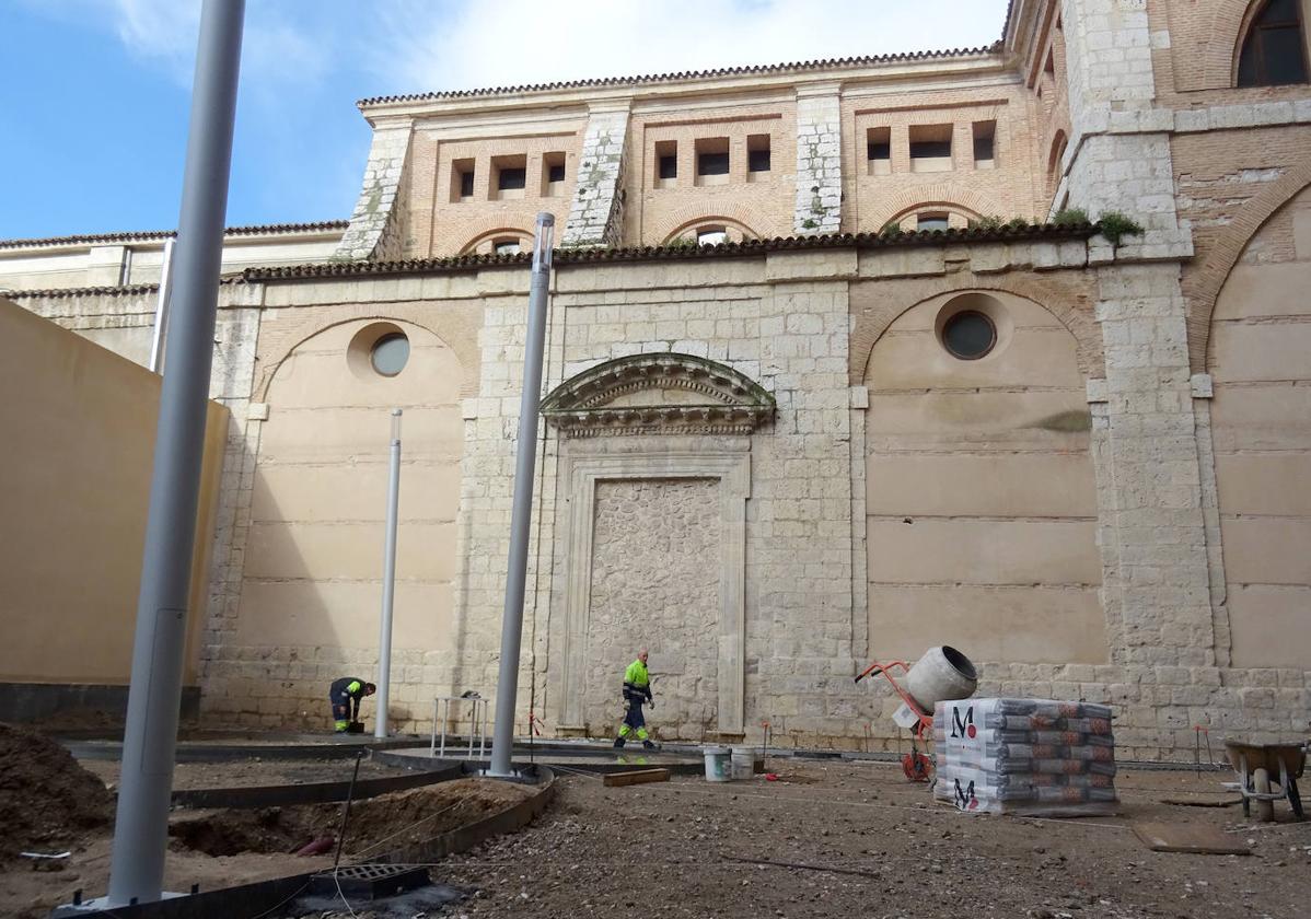 Los operarios rematan la futura plaza de Francisco de Praves, que recupera la puerta cegada de las Huelgas Reales.