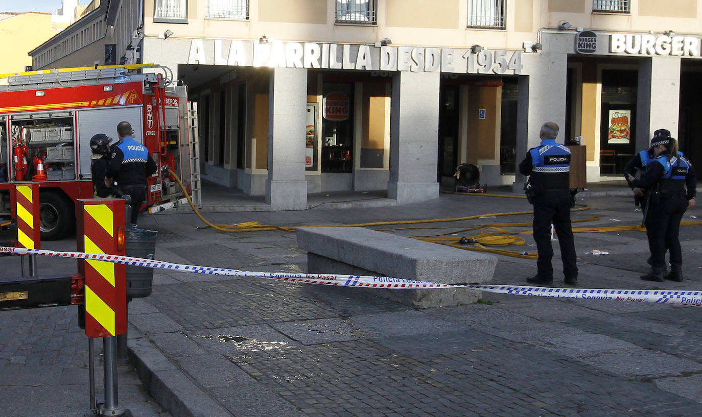 El incendio del Burger King de Segovia, en imágenes