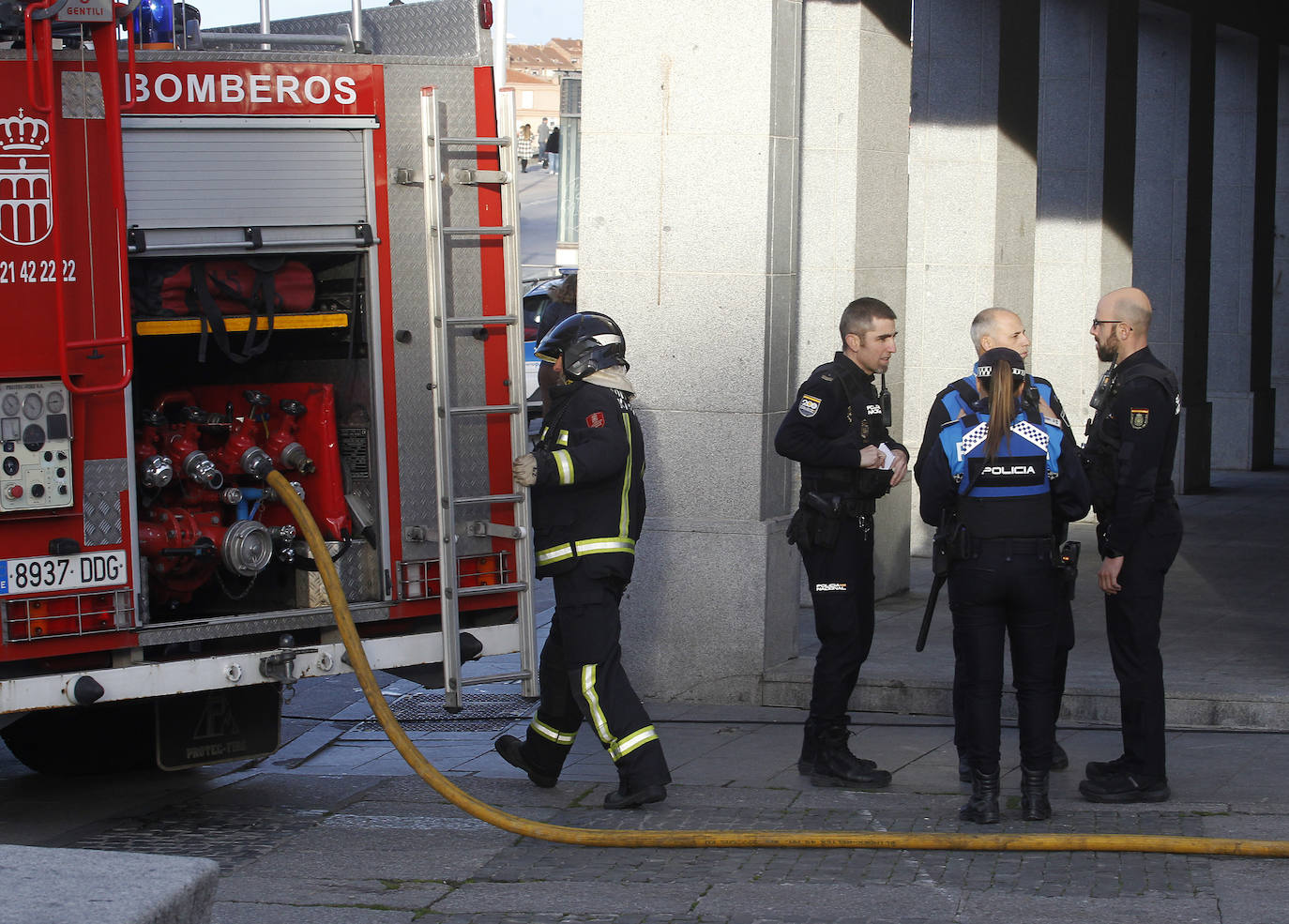 El incendio del Burger King de Segovia, en imágenes