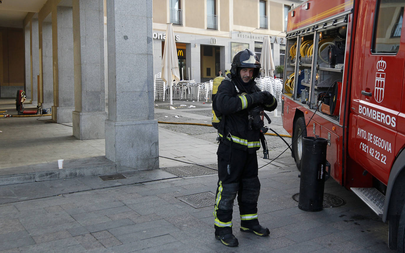 El incendio del Burger King de Segovia, en imágenes