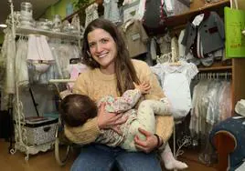 Esther Rodríguez da de mamar a su hija Valeria en una tienda abierta para dar el pecho.