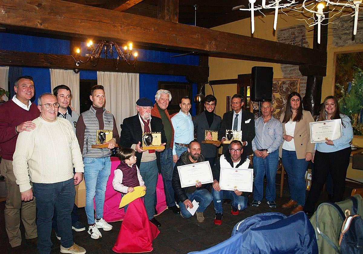 Foto de familia de los galardonados por la Asociación Taurina Amigos de los Encierros.