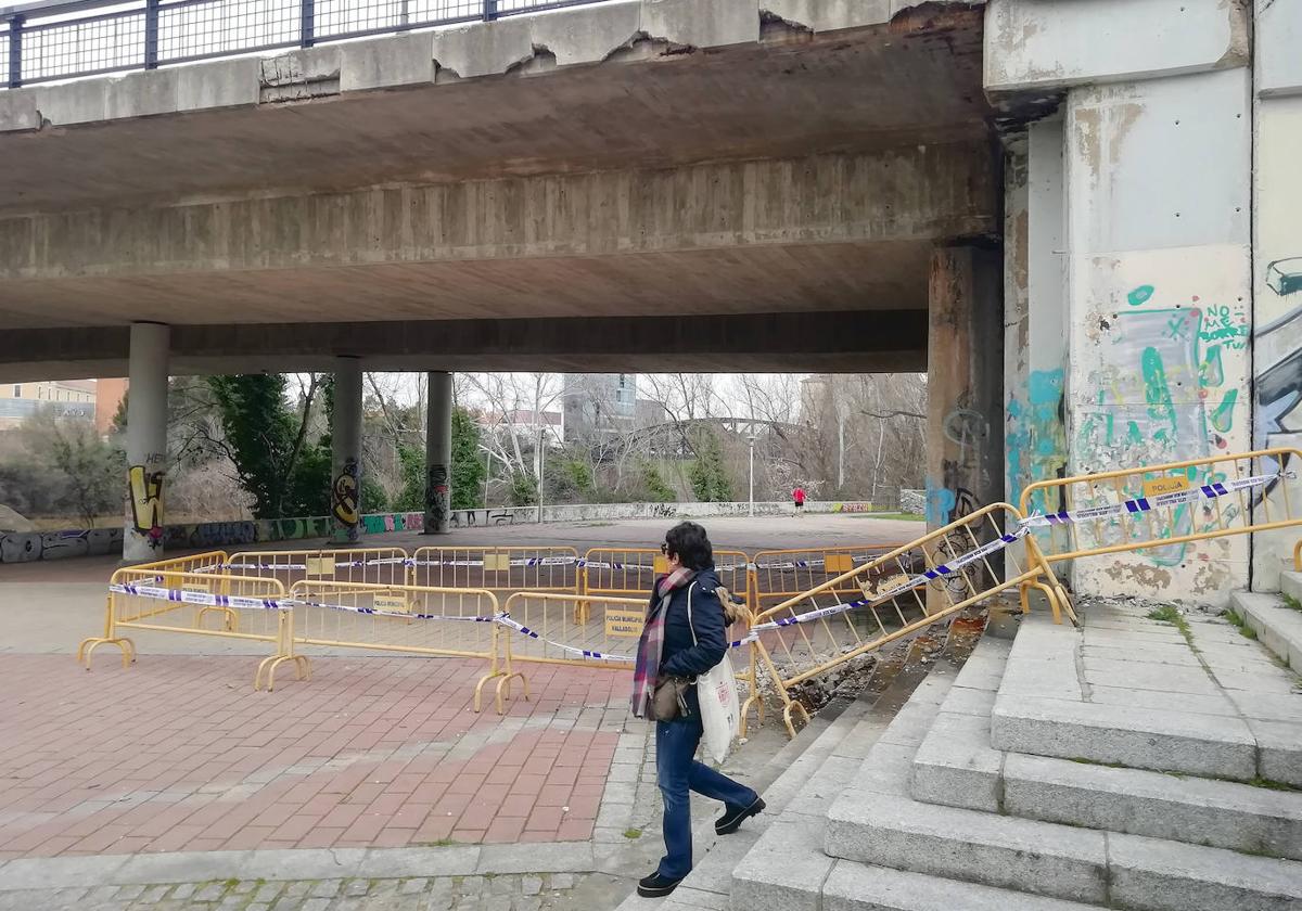 Tramo acordonado desde hace un mes bajo el puente de Juan de Austria por la caída de cascotes.