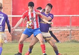 Un jugador del Tordesillas protege el balón, en un partido anterior.