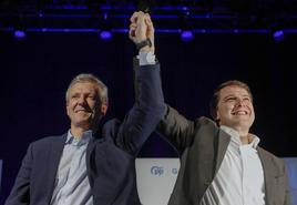 Alfonso Rueda y Alfonso Fernández Mañueco, durante un mitin en la campaña gallega.