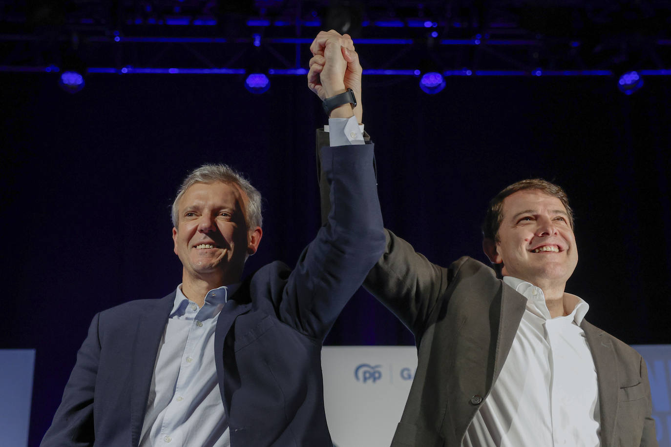 Alfonso Rueda y Alfonso Fernández Mañueco, durante un mitin en la campaña gallega.