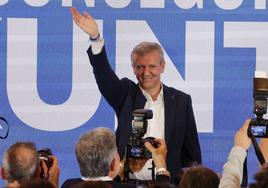 El candidato Popular a la Xunta, Alfonso Rueda, saluda tras resultar ganador de las elecciones gallegas.