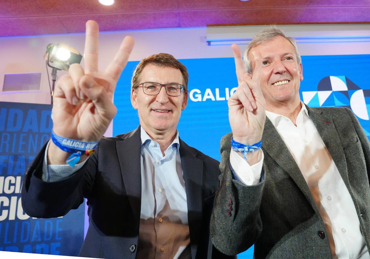 El líder del PP, Alberto Núñez Feijóo (i), y el presidente de la Xunta, Alfonso Rueda (d), celebran el triunfo del PP en las elecciones del domingo.