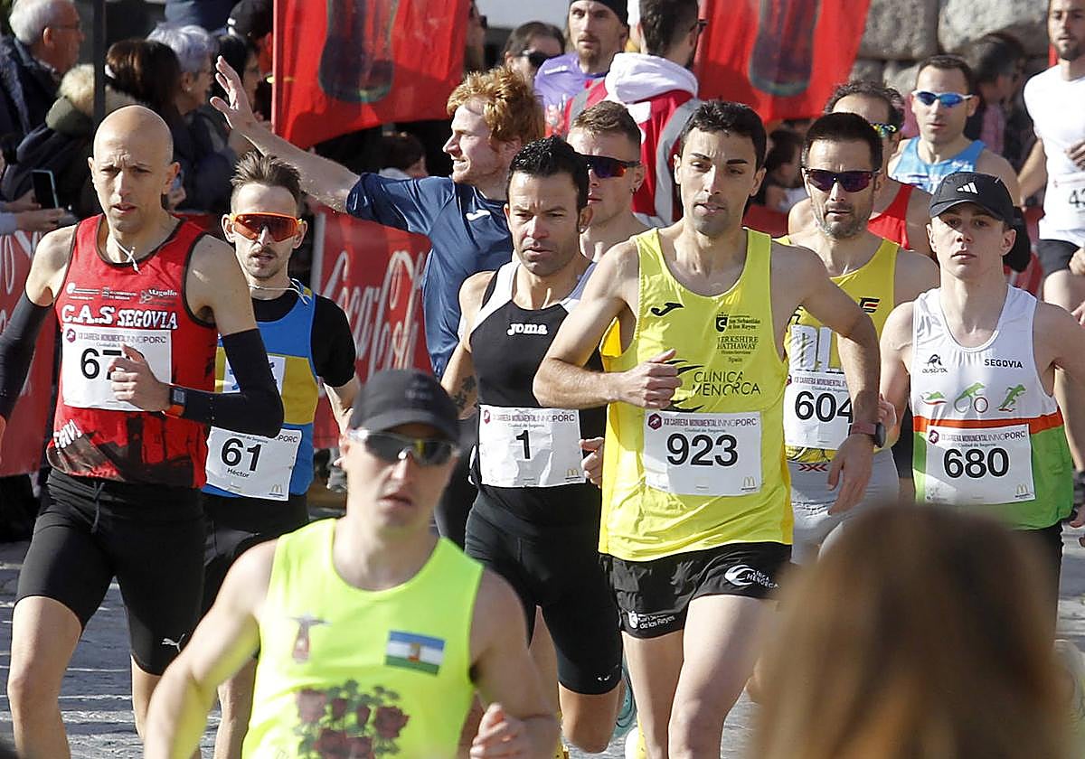 Los atletas, nada más salir del Azoguejo. Diego Pérez (con camiseta amarilla y pantalón negro) se adjudicaría la prueba masculina.