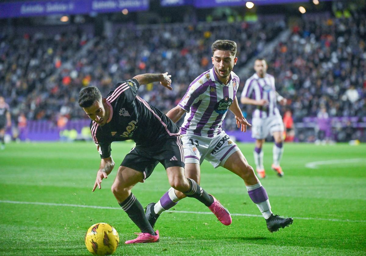 Raúl Moro presiona a un rival en el encuentro ante el Albacete.