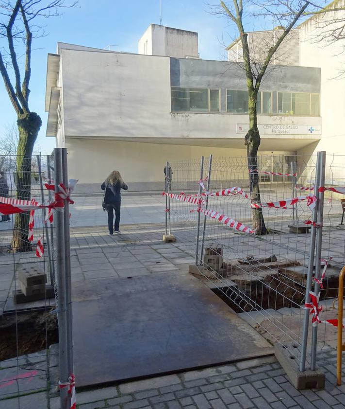 Imagen secundaria 2 - Arriba, coches estacionados en el tramo cortado al tráfico de Eusebio González Suárez. Debajo, cartel en el tramo peatonal que advierte del cierre del acceso al centro cívico y la pasarela de entrada al centro de salud.