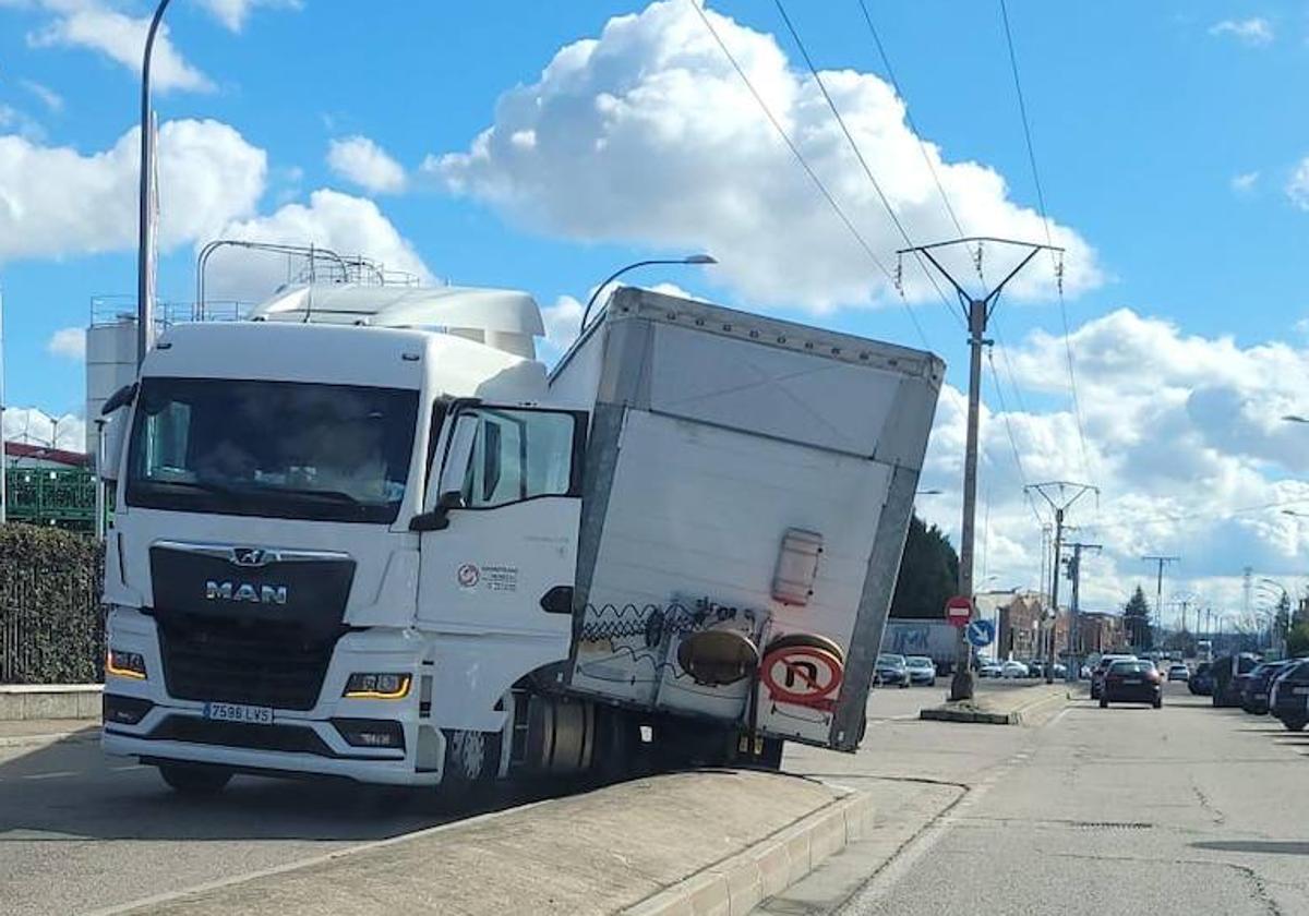 Camión que colisionó contra la señalaización vertical en la calle Vizcaya.