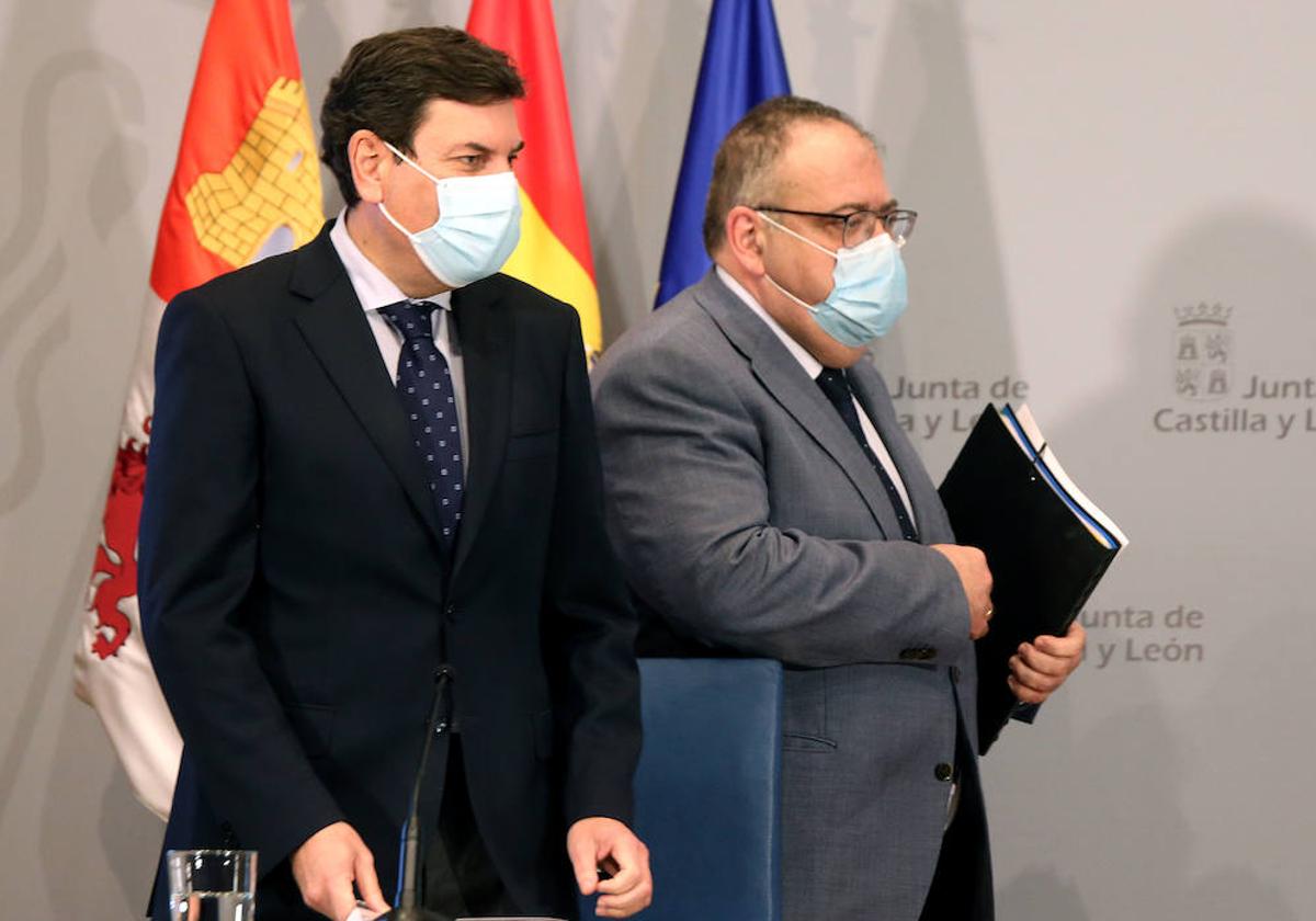 Carlos Fernández Carriedo y Alejandro Vázquez, ambos con mascarilla, en un Consejo de Gobierno de enero de 2022.