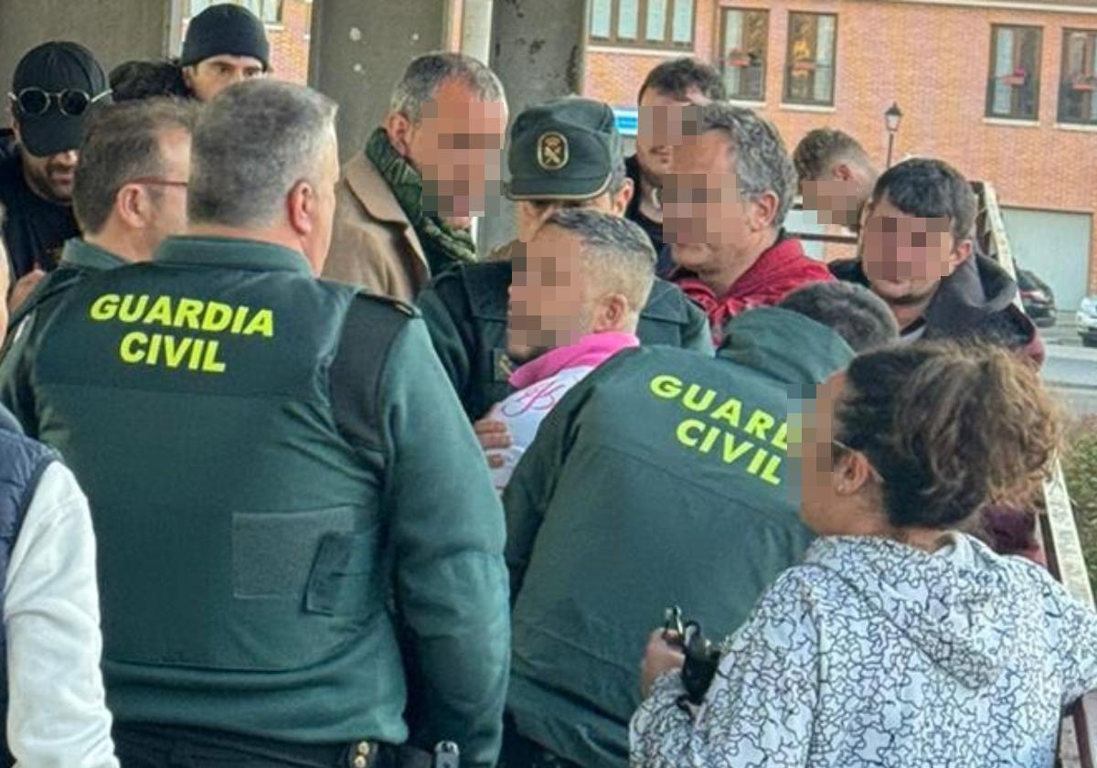 Varios agentes de la Guardia Civl, en el momento de llevar a cabo la detención.