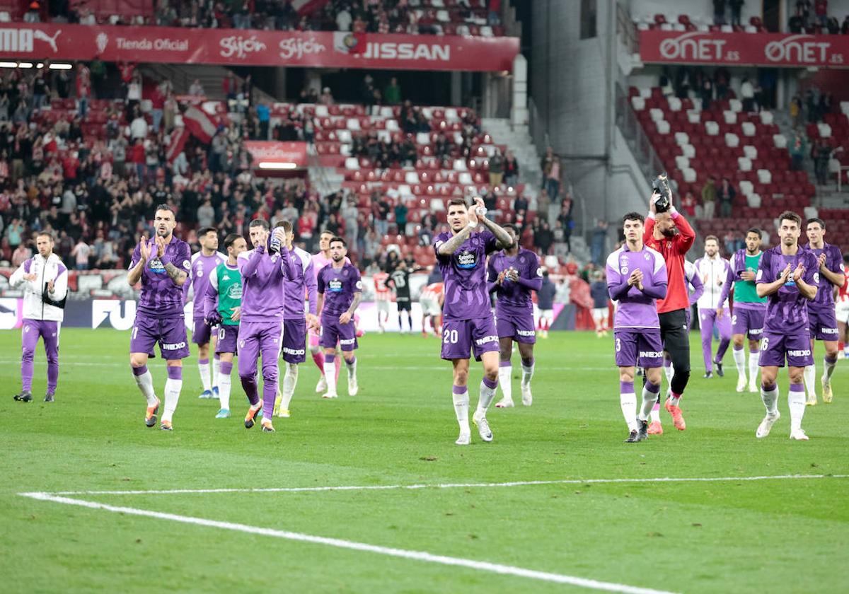 Los jugadores del Real Valladolid se dirigen al fondo donde se ubicó la afición blanquivioleta.