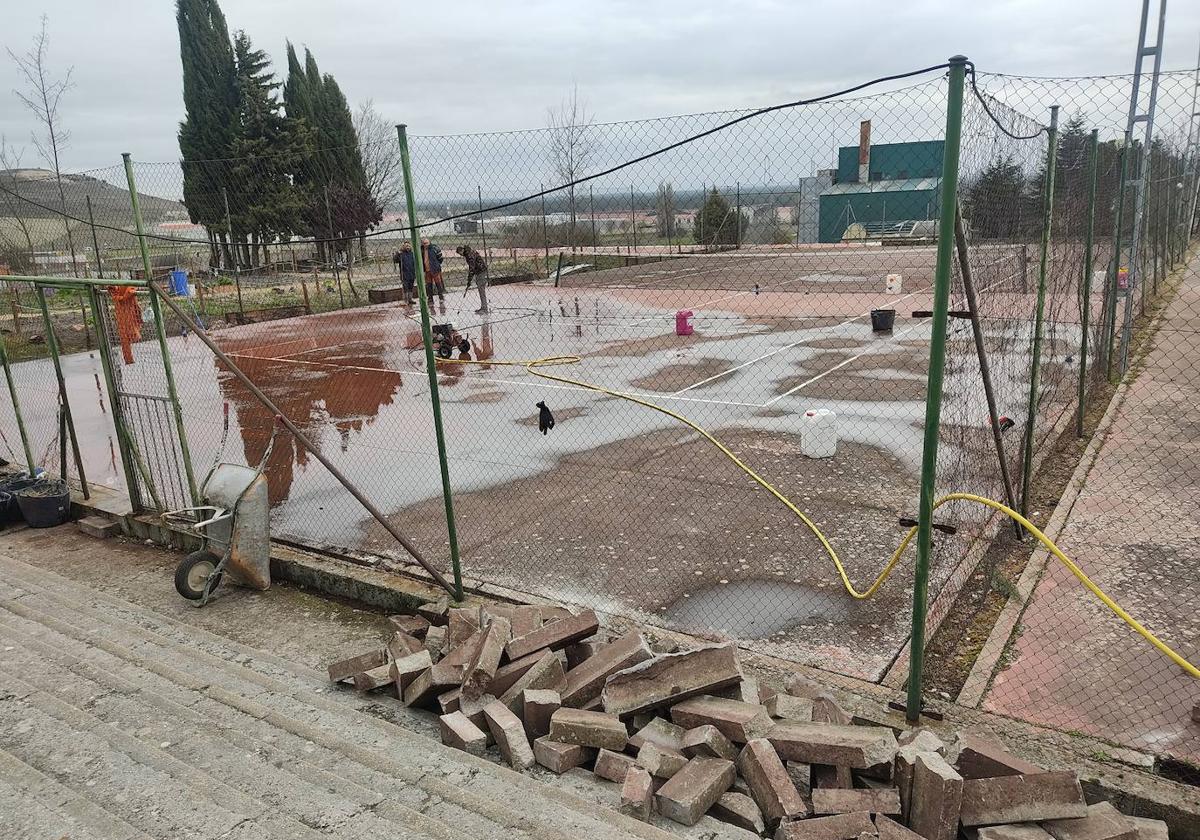 Inicio de las obras de mejora de las pistas de tenis de Cuéllar.