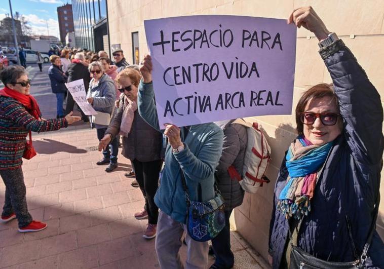 Protesta de vecinos y usuarios celebrada este lunes en torno al antiguo Mercadona de la calle Arca Real.