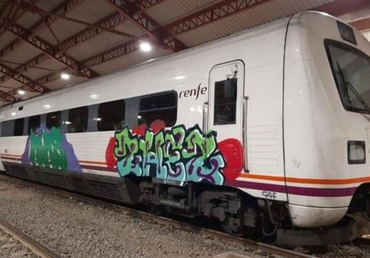 Grafitis que realizaron en uno de los vagones de Renfe en Medina del Campo en octubre del año pasado.