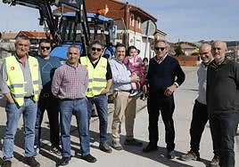 Grupo de agricultores que han salido desde Peñafiel en tractor hacia Madrid.