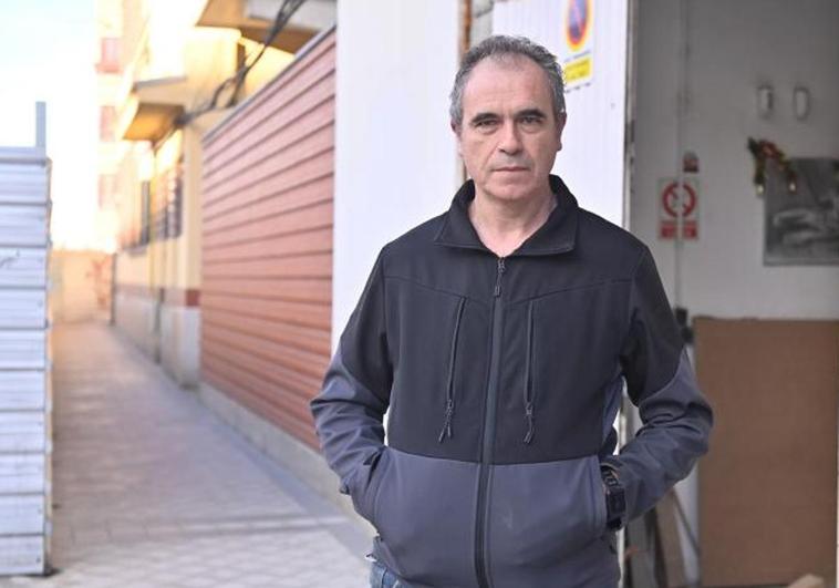 Hilario Rubio, vecino de la calle de la Estación que está intentando tramitar sus quejas por la circulación de bicicletas y patinetes por la acera.