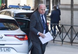 El juez Manuel García Castellón sale de un vehículo para entrar en la Audiencia Nacional.