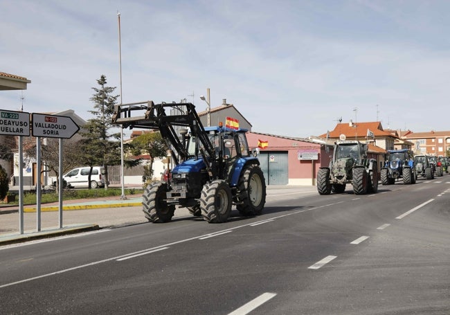 La caravana de tractores saliendo de Peñafiel en dirección a la localidad segoviana de Cuéllar.