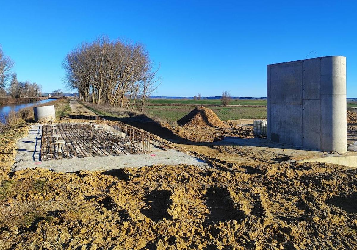 Construcción de las pilastras del viaducto del AVE junto al Canal y el Camino de Santiago.