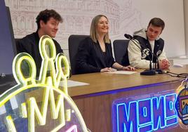 Los organizadores del Monoloco, Diego Bajo y Héctor Herrero, junto a la concejala de fiestas del Ayuntamiento de León, Camino Orejas, durante la presentación de una nueva edición del festival.