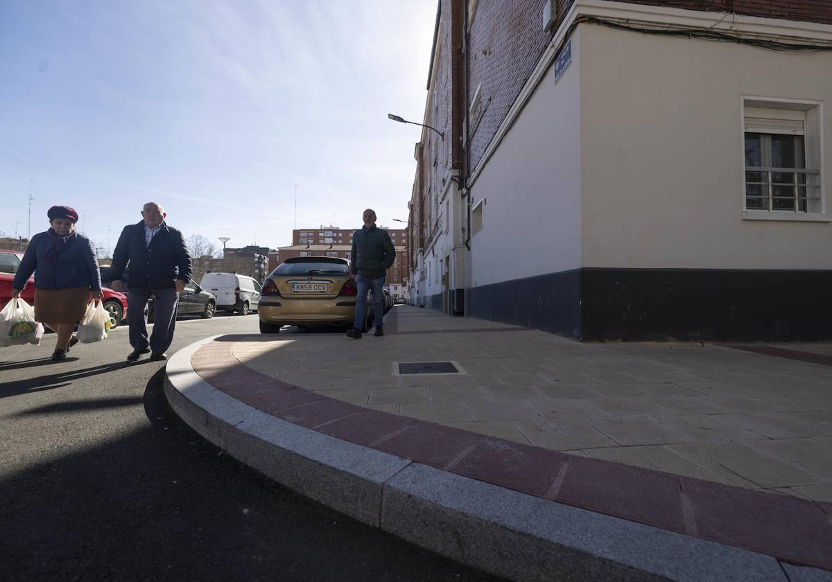 El tramo de acera que se ha restaurado entre las calles Ángel de la Guarda y Romojaro.