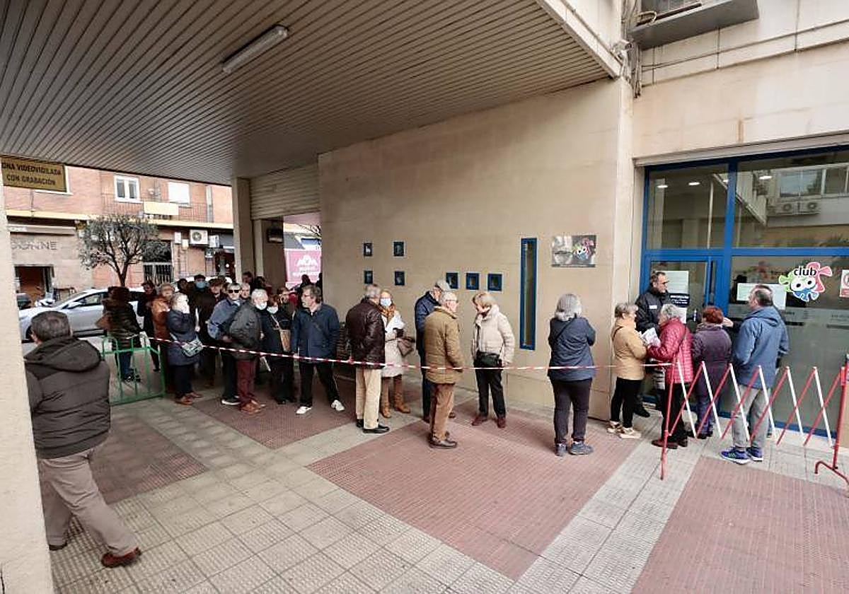 Colas de usuarios para solicitar plaza en el Club de los 60, el año pasado.